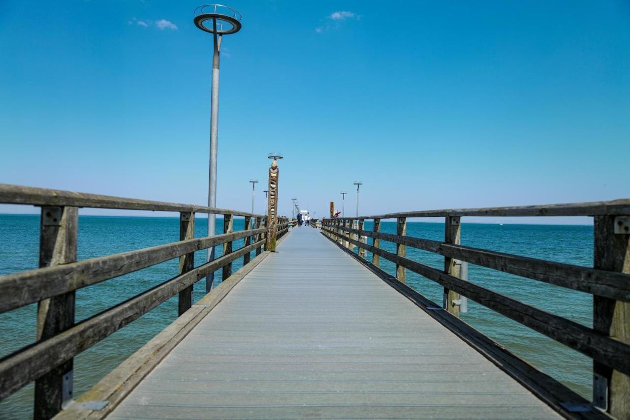 Ferienwohnungen Meerfarbig Zingst - Haustierfrei -Terrasse Mit Strandkorb Oder Balkon - E-Ladesaeule - Parkplatz - Wlan - Fahrradschuppen - Waschtrockner - Ruhig Und Zentral - Nichtraucher Екстер'єр фото