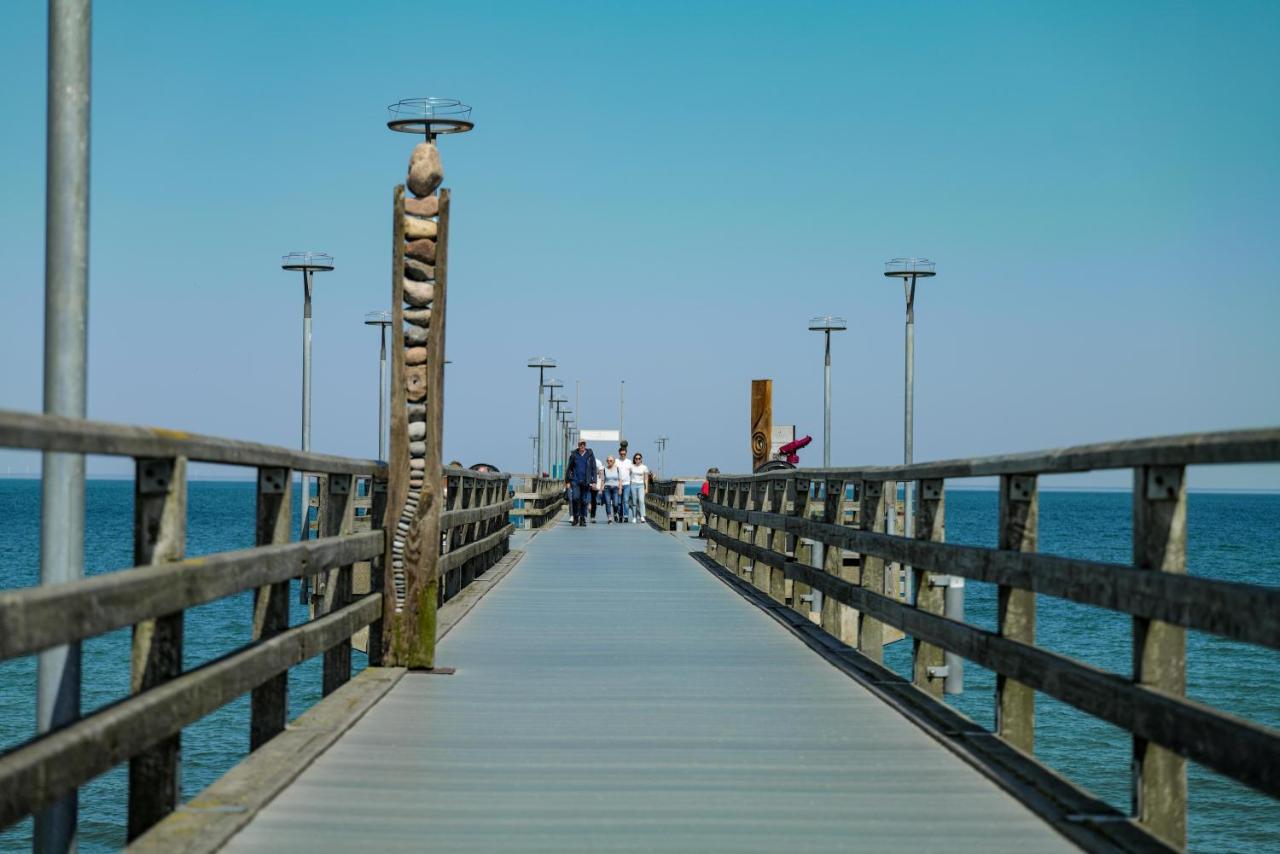 Ferienwohnungen Meerfarbig Zingst - Haustierfrei -Terrasse Mit Strandkorb Oder Balkon - E-Ladesaeule - Parkplatz - Wlan - Fahrradschuppen - Waschtrockner - Ruhig Und Zentral - Nichtraucher Екстер'єр фото